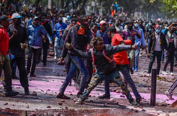 Halk protesto etti. Vergi artışından vazgeçildi - Resim: 17